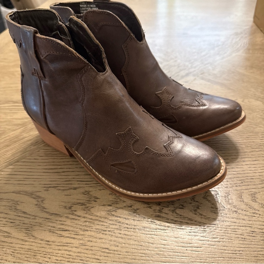 Very Volatile Women's Drexel Ankle Boot Size 7